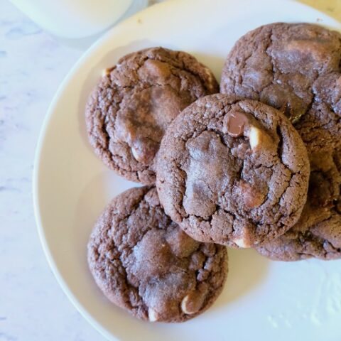 5 cookies arranged on a white plate